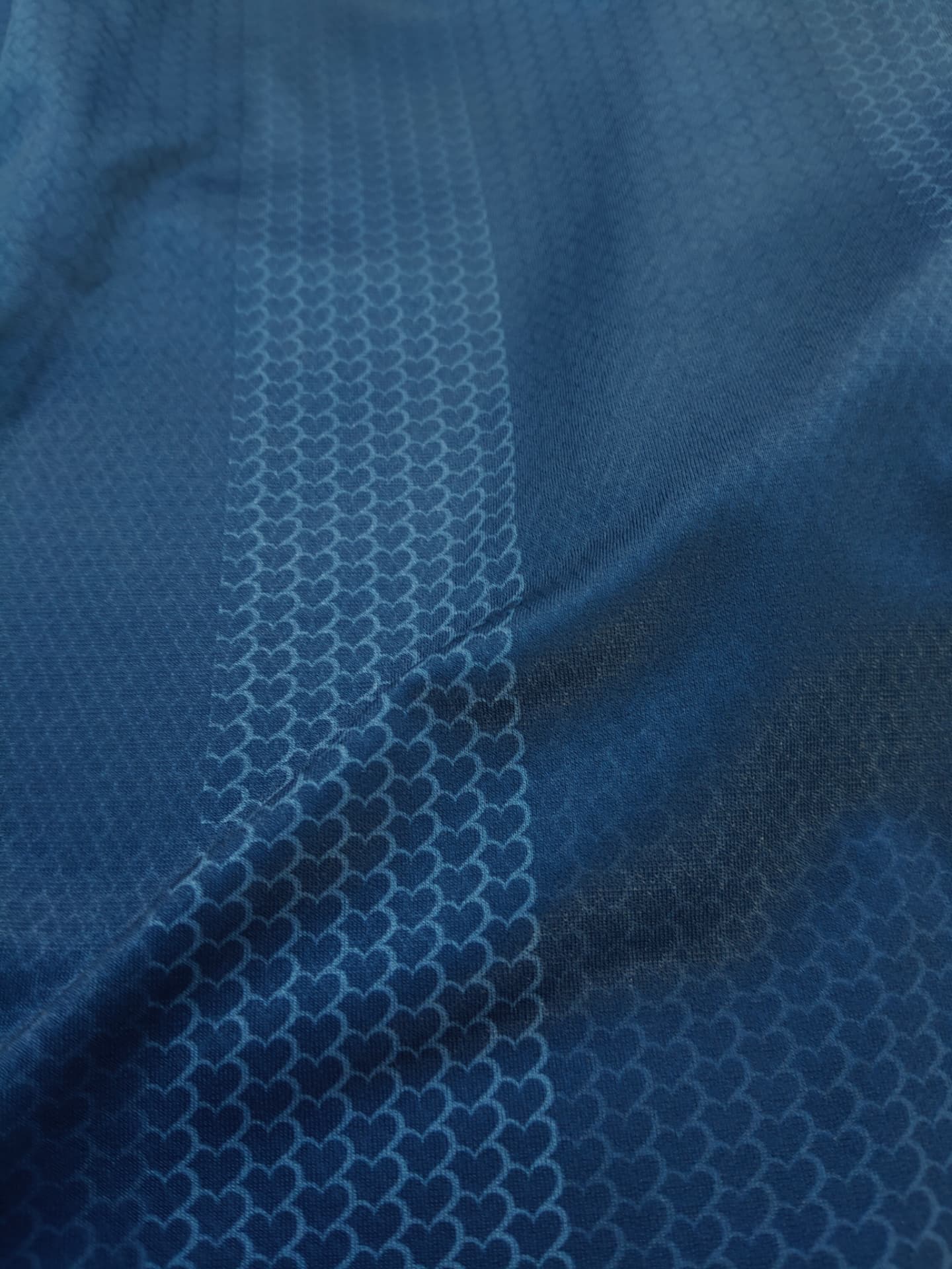 Extreme macro-opname van het geweven hartjespatroon in het derde shirt