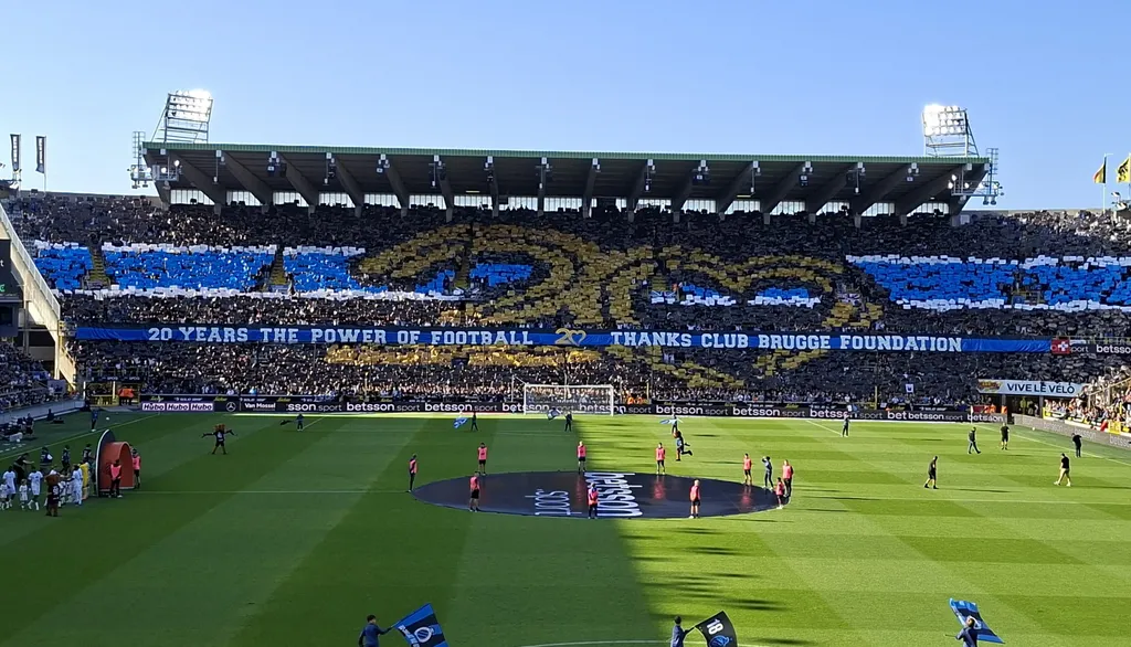 Tifo op de Noordtribune met de boodschap 20 Years The Power of Football